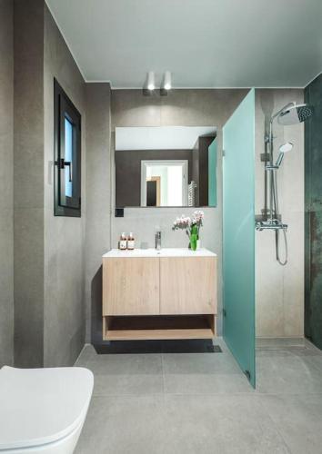 Ένα μπάνιο στο The Meta Stay - Rooftop Access Downtown Suite