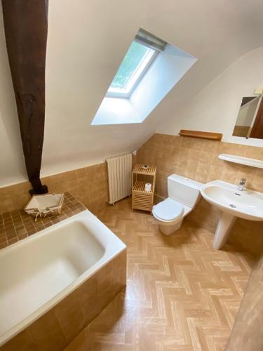 La salle de bains est pourvue de toilettes, d'un lavabo et d'une baignoire. dans l'établissement Domaine de Lann Kerhuerh, à La Chapelle-Neuve