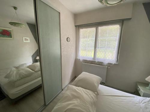 - une chambre avec un miroir et un lit dans l'établissement Maison confortable à Muhlbach-sur-Bruche, terrain de 6000 m²., à Muhlbach-sur-Bruche