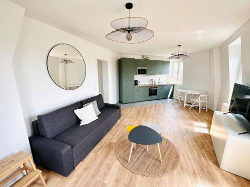 un salon avec un canapé et une table dans l'établissement Cosy Sunny Saint-Denis, à Saint-Denis