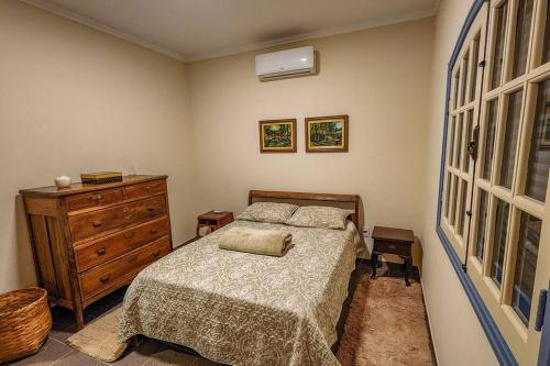 Una cama o camas en una habitación de ACASA DO JOAQ U I M, varanda e spa com vista incrível, ar condicionado e roupa de cama e banho entre Porto Feliz, Boituva e Tietê