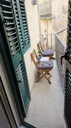 two chairs sitting on a balcony with a table at Gliù Vico in Formia