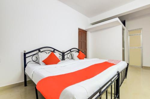 Cama o camas de una habitación en Hotel O Omkar Guest House Near Immaculate Conception Church