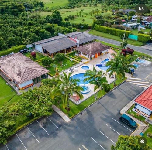an overhead view of a resort with a swimming pool at Hotel Campestre La Aldea Cabaña Pijao in Montenegro