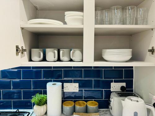 Dapur atau dapur kecil di Ashton-U-Lyne Private Ensuite room near Station