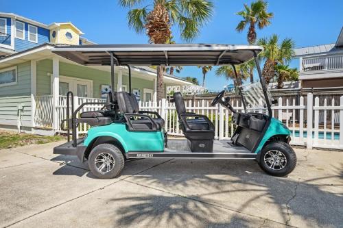un carrito de golf estacionado frente a una casa en Crystal Tower Free Golf Cart Private Pool, en Destin
