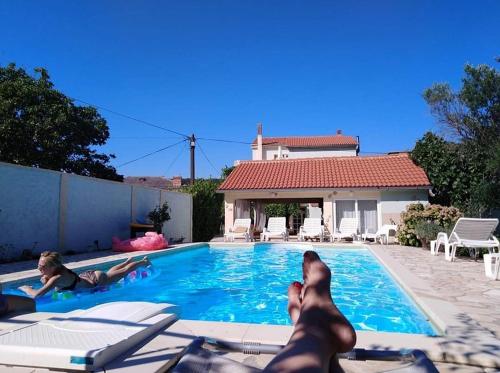 Swimmingpoolen hos eller tæt på Family-friendly apartments with swimming pool Supetarska Draga - Donja, Rab - 2019