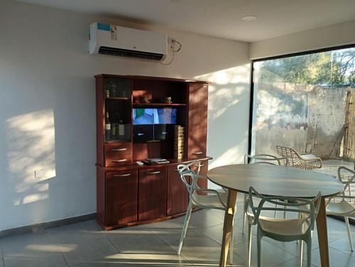 comedor con mesa y centro de entretenimiento en Takú Huasi, en La Rioja
