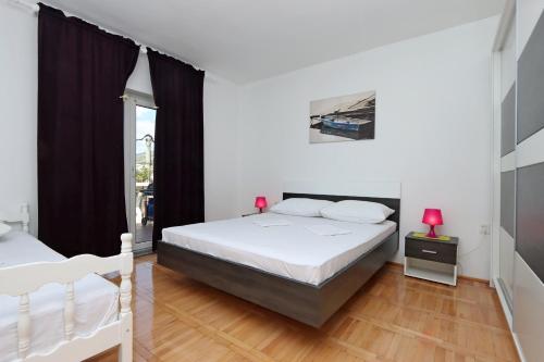 Apartments with parking space Senj - 5571