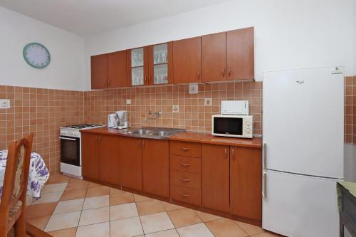 Apartments with parking space Senj - 5571