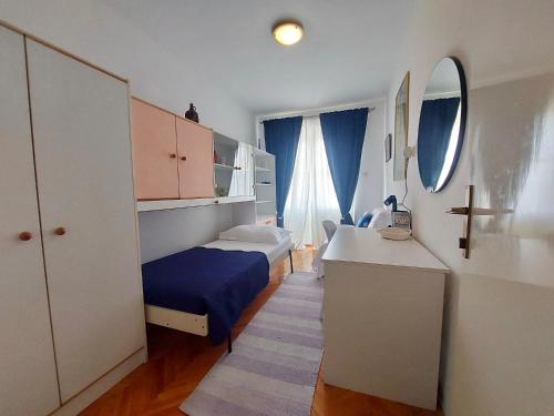 Apartments by the sea Makarska - 6717