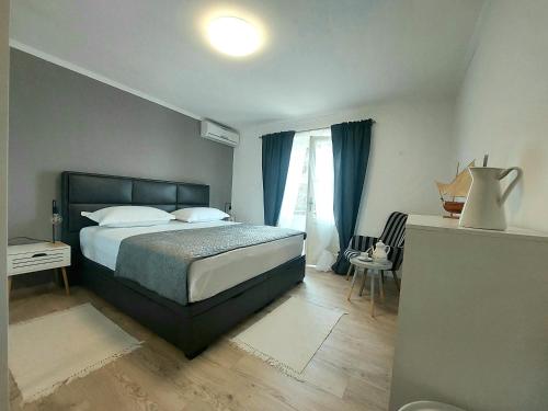 Apartments by the sea Makarska - 6717