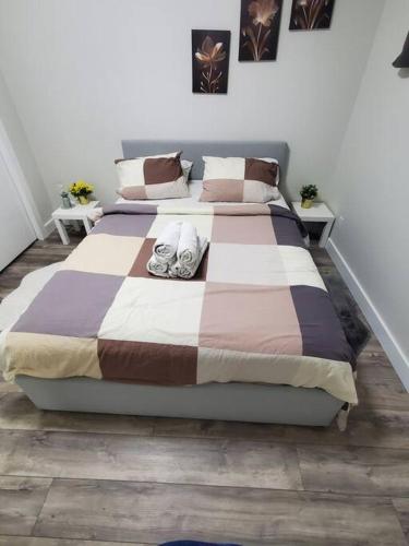 a bedroom with a large bed with pillows at Charming 2-Bedroom Basement Oasis Sleeps 5,Size-150sqm, Netflix, family friendly in Edmonton