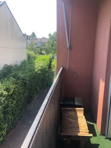 - un balcon avec un banc sur le côté du bâtiment dans l'établissement Appartement T 3 proche Gare, à Massy