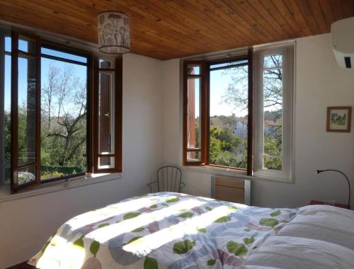 - une chambre avec des fenêtres et un lit dans l'établissement Laroque-des-Alberes Stunning 3 bed villa, sunny terrace & great views, à Laroque-des-Albères
