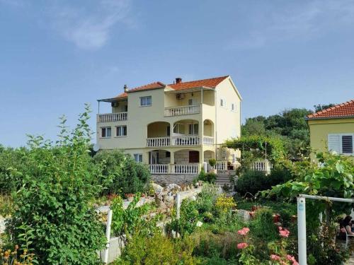 Apartments with parking space Kneza - Korcula - 23421