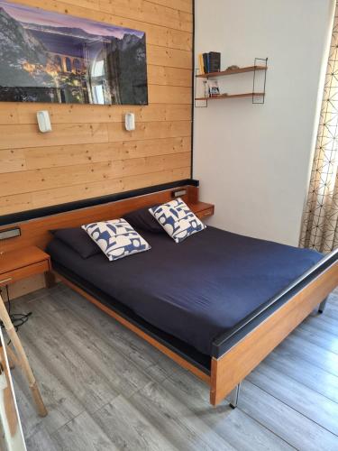 un lit avec deux oreillers dessus dans une chambre dans l'établissement Les Pins, à Saint-Cyr-sur-Mer