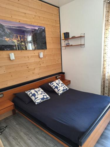 un lit avec deux oreillers dessus dans une chambre dans l'établissement Les Pins, à Saint-Cyr-sur-Mer