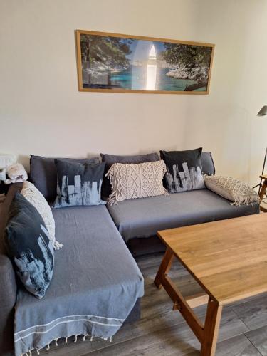 un salon avec un canapé et une table dans l'établissement Les Pins, à Saint-Cyr-sur-Mer