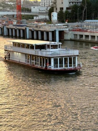 un ferry sur l'eau dans une rivière dans l'établissement Paris-Boulogne studio, à Boulogne-Billancourt