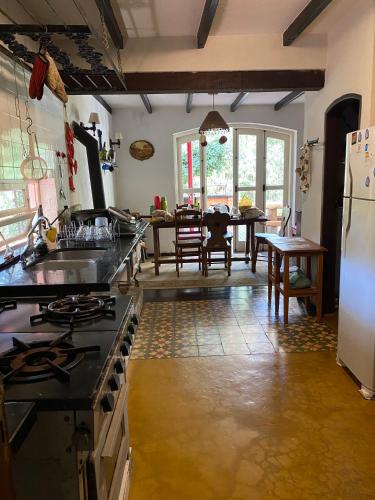 Una cocina o zona de cocina en Espaço arborizado com Casa e Chalé em bairro nobre de Monte Verde