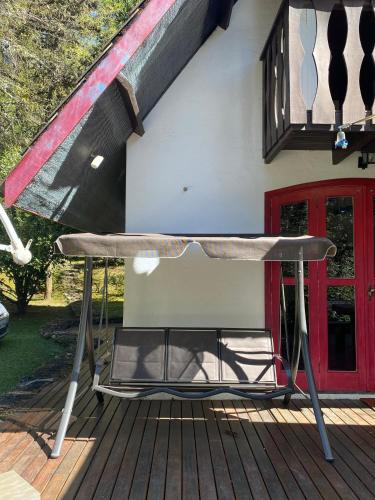 Un balcón o terraza de Espaço arborizado com Casa e Chalé em bairro nobre de Monte Verde