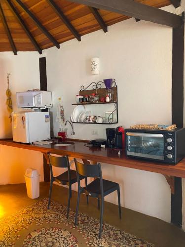 Una cocina o zona de cocina en Espaço arborizado com Casa e Chalé em bairro nobre de Monte Verde