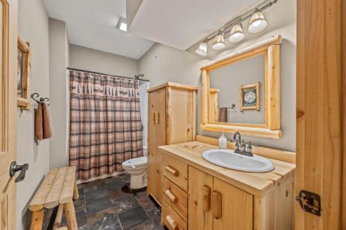 une salle de bain avec un lavabo et des toilettes dans l'établissement Lemon Ridge Lodge, à Unionville