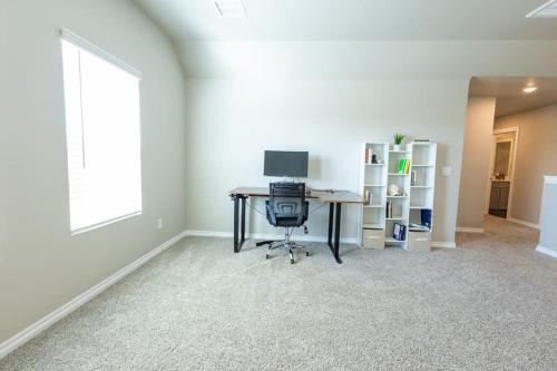 an empty office with a desk with a computer on it at Mongou Vacation Home in Yukon