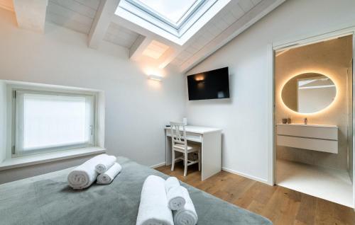 a bedroom with a bed and a desk and a skylight at Nice Home In Costermano Sul Garda in Costermano sul Garda