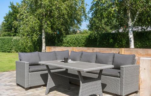 une table et un canapé avec une table et une table et une table dans l'établissement 4 Bedroom Gorgeous Home In Hemmet, à Hemmet