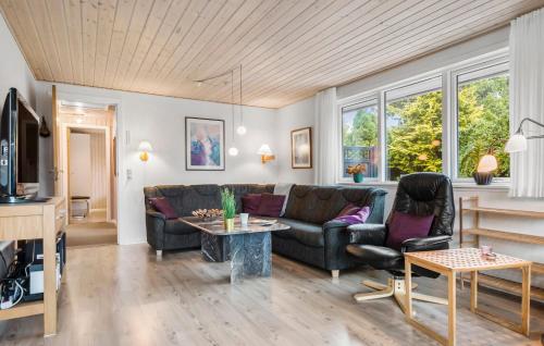 Μια τηλεόραση ή/και κέντρο ψυχαγωγίας στο 4 Bedroom Lovely Home In Tarm