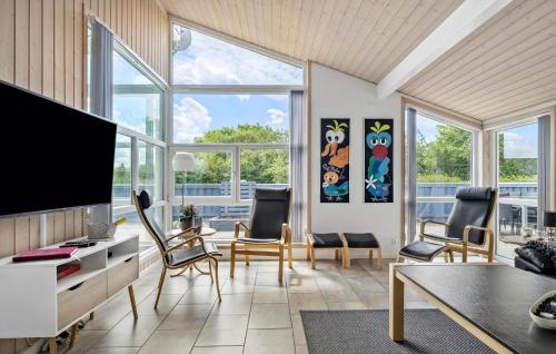 Μια τηλεόραση ή/και κέντρο ψυχαγωγίας στο Amazing Home In Tarm With Kitchen
