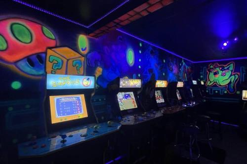a room with a bunch of video game machines at New Bensenville Home by O'Hare Airport with Indoor Pool, Sauna, and Arcade in Bensenville