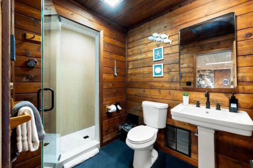 a bathroom with a toilet and a sink and a shower at New Bensenville Home by O'Hare Airport with Indoor Pool, Sauna, and Arcade in Bensenville
