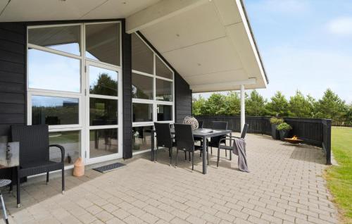 Gorgeous Home In Tarm With Kitchenにあるバルコニーまたはテラス