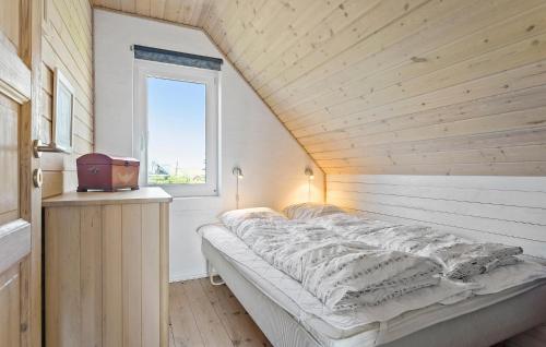 a large bed in a room with a window at Gorgeous Home In Øster Assels With Wifi in Øster Assels