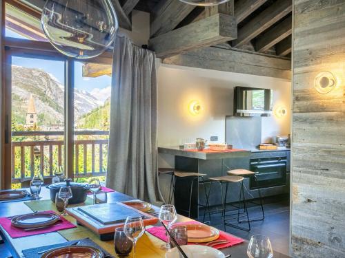 Luxueux 5 pièces avec cheminée, balcon panoramique, proche des pistes - Val-d'Isère