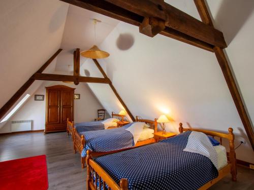 Cette chambre mansardée comprend 3 lits. dans l'établissement Maison périgourdine avec piscine, 7 pers, jardin, cheminée - FR-1-616-111, à Saint-Avit-Sénieur