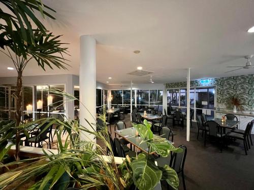 Restaurace v ubytování Kellys Beach Resort