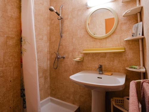 une salle de bain avec un lavabo, une douche et un miroir dans l'établissement Appartement cosy 2P à Gruissan - 1 min de la plage, idéal pour 4 personnes - FR-1-409A-31, à Gruissan