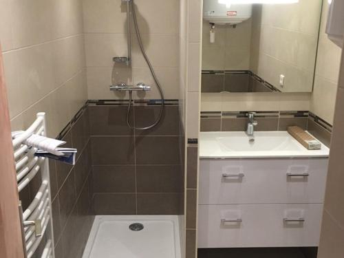 une salle de bain avec douche et lavabo dans l'établissement Studio en Rez-de-Jardin, 2 Couchages, à 10m de la Plage du Lavandou, Parking, Clim, Tennis. - FR-1-803-10, au Lavandou