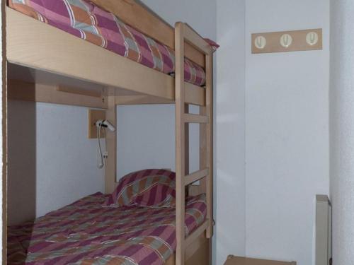Ce lit superposé se trouve dans une petite chambre dotée de lits superposés. dans l'établissement Le Lavandou, studio cabine 4 pers, plage à 10m, clim, parking - FR-1-803-24, au Lavandou