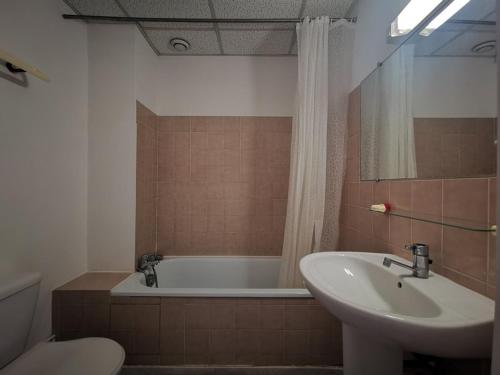 une salle de bain avec une baignoire, un lavabo et des toilettes dans l'établissement Le Lavandou, studio cabine 4 pers, plage à 10m, clim, parking - FR-1-803-24, au Lavandou
