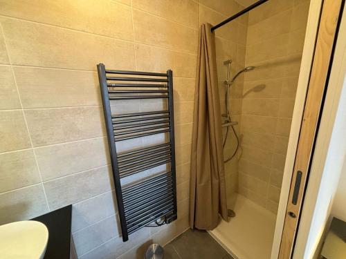 une salle de bain avec une douche avec un rideau de douche dans l'établissement Châtel : Bel appart. 3 pièces avec garage et balcon, 5 pers - FR-1-198-264, à Châtel
