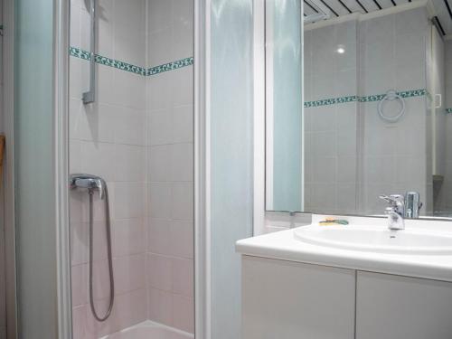 une salle de bain avec une douche, un lavabo et un miroir dans l'établissement Location T3 pour 4 au Lavandou, face mer, terrasse, ascenseur - FR-1-803-40, au Lavandou