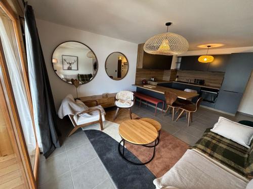 un salon avec un canapé et une table dans l'établissement Châtel : Bel appart. 3 pièces avec garage et balcon, 5 pers - FR-1-198-264, à Châtel