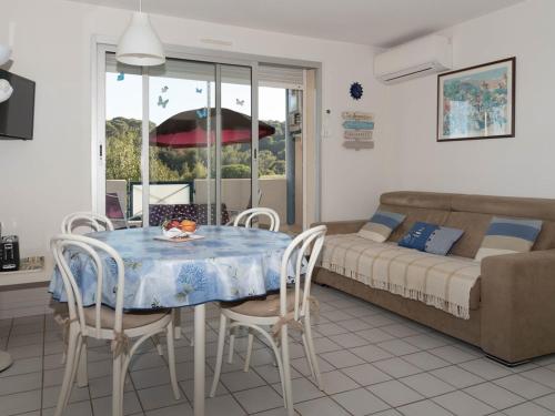 Photo de la galerie de l'établissement Appartement T2 avec piscine, climatisation et parking, à 700m de la plage - FR-1-803-21, au Lavandou