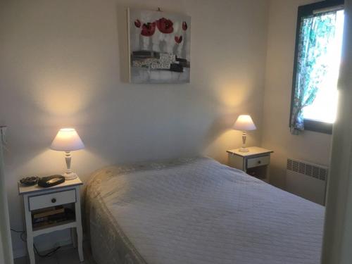 Photo de la galerie de l'établissement Appartement T2 avec piscine, climatisation et parking, à 700m de la plage - FR-1-803-21, au Lavandou