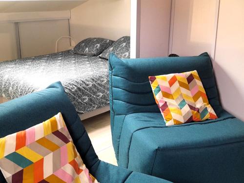 une pièce avec un canapé, une chaise et un lit dans l'établissement Villa Patio 4 Couchages, Plage à Pied, Surf Spot, Wifi, Parking, Capbreton - FR-1-239-1078, à Capbreton